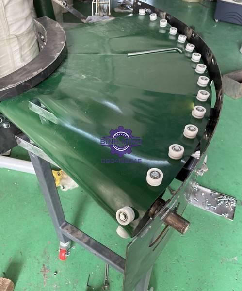 Băng tải PVC xanh trên hệ thống con lăn công nghiệp